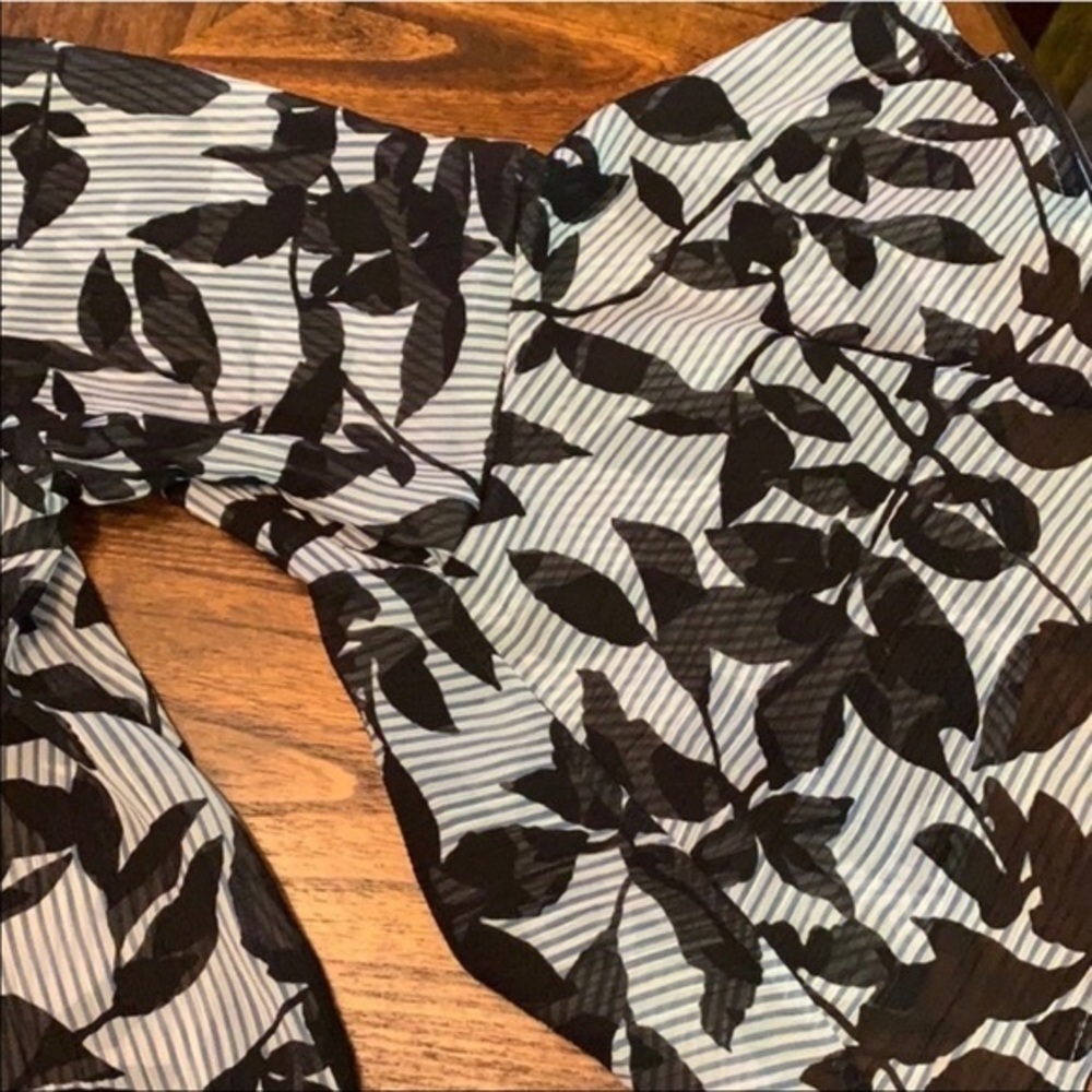 LAST 1 💥 Gorgeous Leaf & Pinstripe Blouse BRAND NEW (2X but Runs Small) - Picture 5 of 7